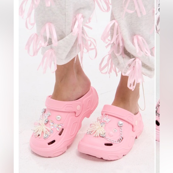 AKIRA Shoes - AKIRA AZALEA WANG MAVA PINK PEARL IRIDESCENT
FLAT SLIDES CLOGS